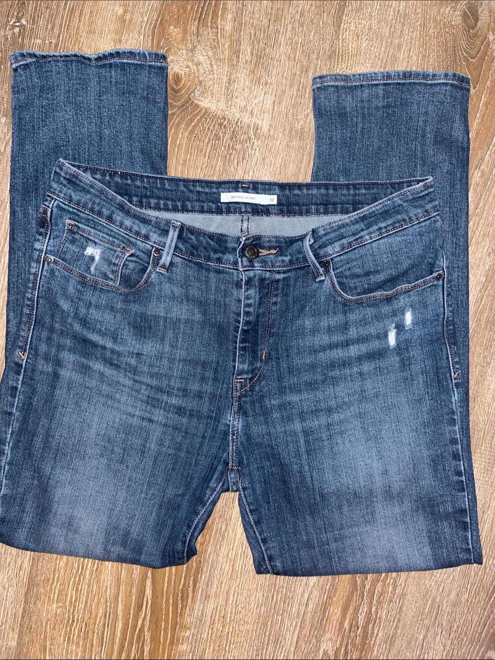 Women’s Levi’s mid rise, skinny dark with some distressed new condition